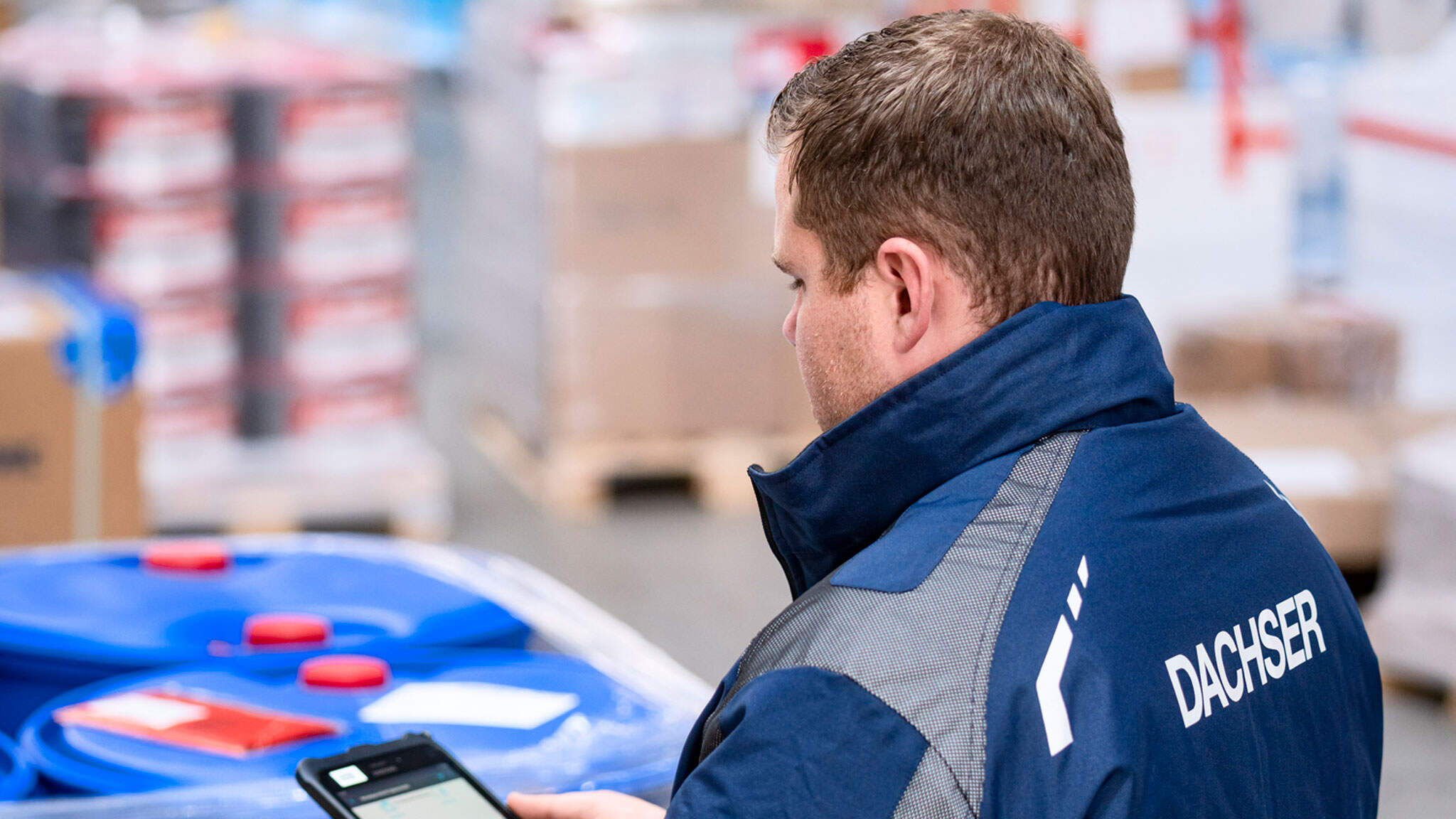 Uma equipa especializada assegura o manuseamento adequado das mercadorias ao longo de toda a cadeia de abastecimento.