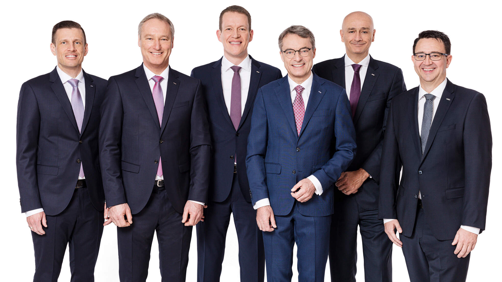 Da esq. para a direita: Alexander Tonn, Managing Director European Logistics Germany (a partir de 1.1.2021 COO Road Logistics), Michael Schilling, COO Road Logistics; Burkhard Eling, CFO (a partir de 1.1.2021 CEO); Bernhard Simon, CEO; Edoardo Podestà, COO Air & Sea Logistics; Stefan Hohm, Corporate Director Corporate Solutions, Research & Development (a partir de 1.1.2021 CDO)