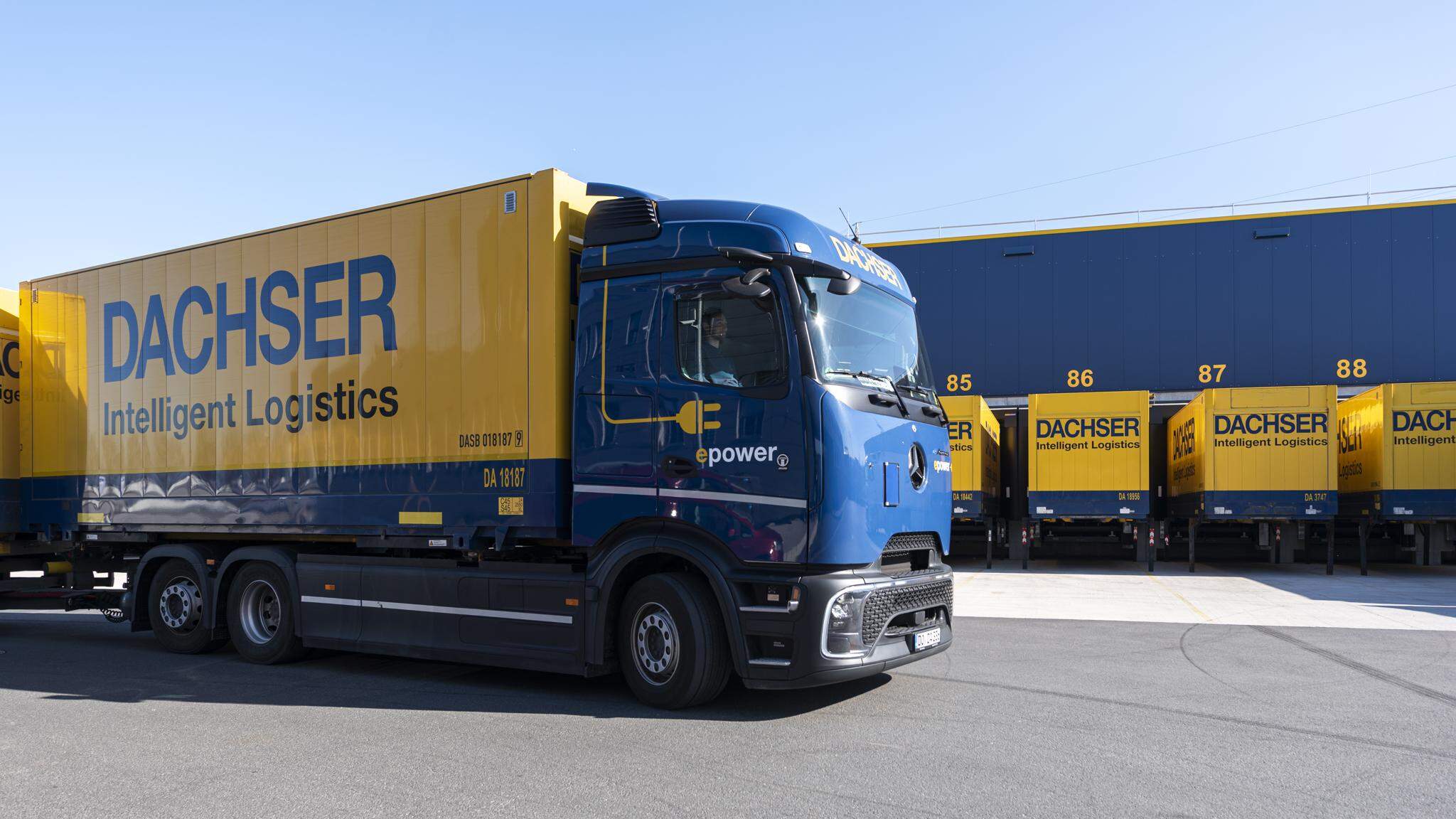 A descarboniza&ccedil;&atilde;o do transporte constitui o principal eixo de atua&ccedil;&atilde;o, tanto na frota pr&oacute;pria da DACHSER como na frota dos seus parceiros de transporte, com o objetivo de eletrificar tanto as opera&ccedil;&otilde;es de distribui&ccedil;&atilde;o como as de longa dist&acirc;ncia.